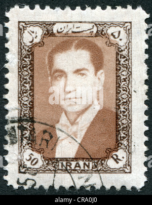 IRAN - 1957 CIRCA: un timbro stampato in Iran, raffigurato Mohammad Reza Pahlavi, 1957 circa Foto Stock