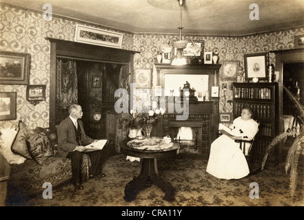 Coppia di anziani in corretto IN UN SALOTTO VITTORIANO Foto Stock