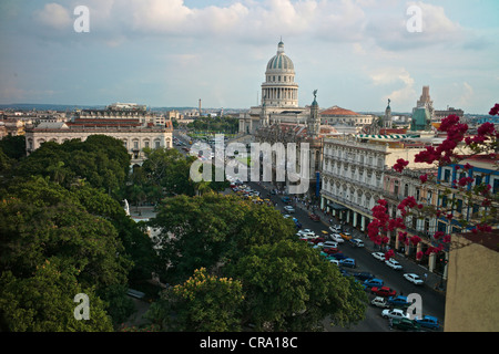 Viste da El Parque Central e Capitolio all Avana Vecchia, inclusi Hotel Inglaterra, Hotel Telegrafo e il Gran Teatro Foto Stock
