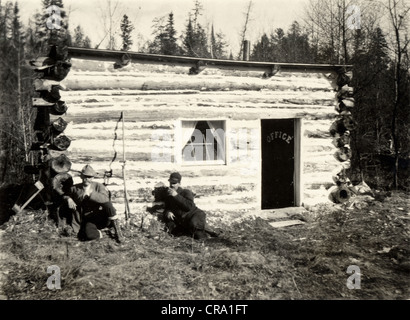 Due uomini grezzo a Log Cabin Office Foto Stock