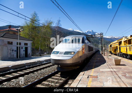 SNCF TGV in treno stazione ferroviaria di Oulx, Piemonte, Italia Foto Stock