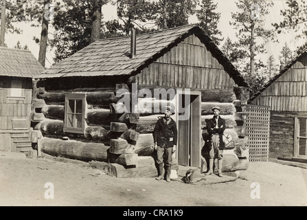 Padre e Figlio nella parte anteriore del piccolo Log Cabin Foto Stock