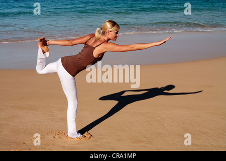La donna le pratiche yoga a Makena, Maui, Hawaii. Foto Stock