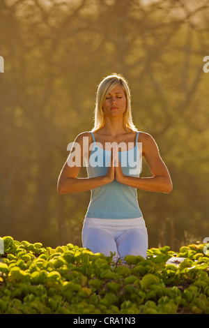 La donna le pratiche yoga a Makena, Maui, Hawaii. Foto Stock