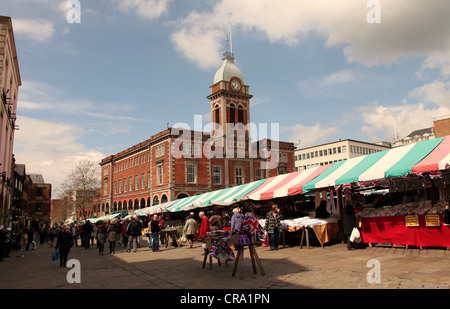 Chesterfield Open-Air Mercato nella parte anteriore del suo mercato storico Hall Foto Stock