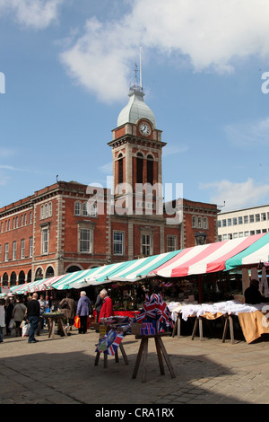 Chesterfield Open-Air Mercato nella parte anteriore del suo mercato storico Hall Foto Stock