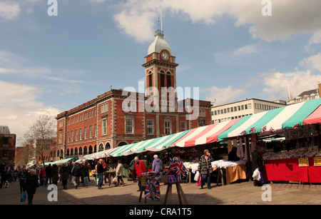 Chesterfield Open-Air Mercato nella parte anteriore del suo mercato storico Hall Foto Stock