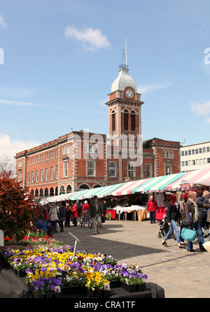 Chesterfield Open-Air Mercato nella parte anteriore del suo mercato storico Hall Foto Stock