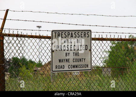 Un segno inviato sul recinto al sale Caniff cantiere a Detroit, MI mette in guardia contro la trasgressione. Foto Stock