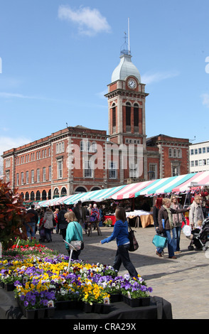 Chesterfield Open-Air Mercato nella parte anteriore del suo mercato storico Hall Foto Stock