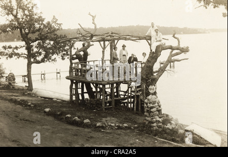 Persone elevate rustico Gazebo in riva al lago Foto Stock