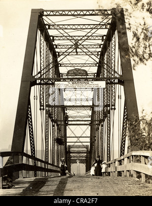 Persone che passeggiano sul ponte incompleto in costruzione Foto Stock