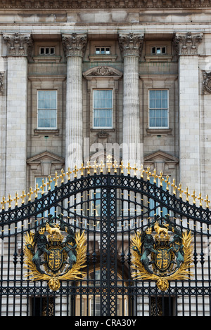La stemma reale sui cancelli di Buckingham palace. Londra. Inghilterra Foto Stock