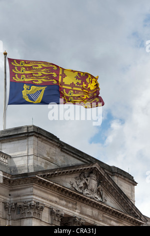 Royal Standard battenti da Buckingham palace. Londra. Inghilterra Foto Stock
