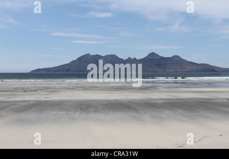 Isola di Rum visto dalla baia di Laig Isola di Eigg Scozia Maggio 2012 Foto Stock