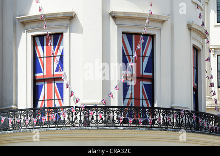 Unione Jack persiane e pavese di nella finestra di un edificio. The Strand, Londra Foto Stock