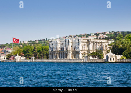 Palazzo Beylerbeyi, vista dal Bosforo - Istanbul, Turchia Foto Stock