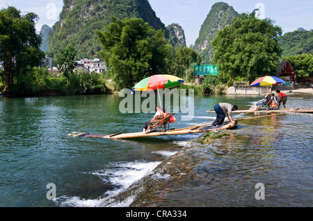 Zattere di legno sul fiume Li in Yangshuo, provincia di Guangxi - Cina Foto Stock