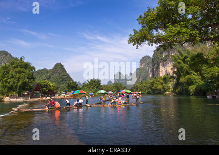 Zattere di legno sul fiume Li in Yangshuo, provincia di Guangxi - Cina Foto Stock