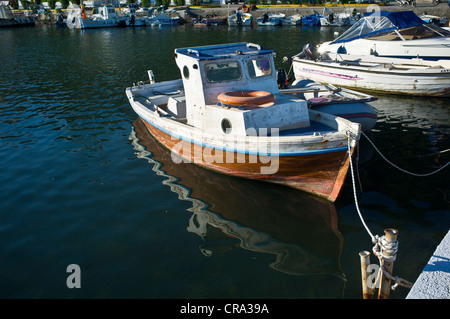 Piccola barca ormeggiata al porto di Kanoni, Corfù Foto Stock