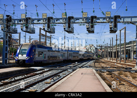 In francese si avvicina in treno stazione ferroviaria di Nizza, Cote D'Azur, in Francia Foto Stock