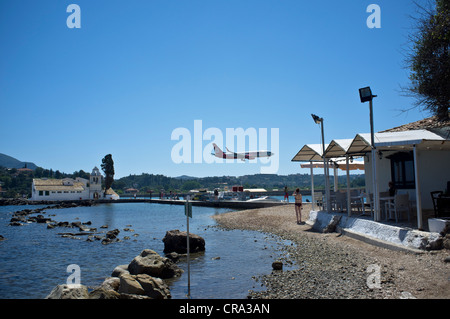 Jet provenienti da terreni a Corfu Airport Foto Stock