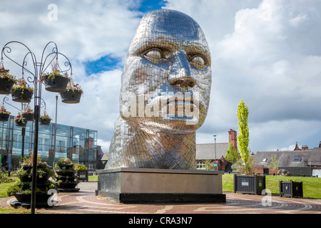 La statua da Rick Kirby intitolato Il Volto di Wigan in Wiend nel centro della città. Foto Stock