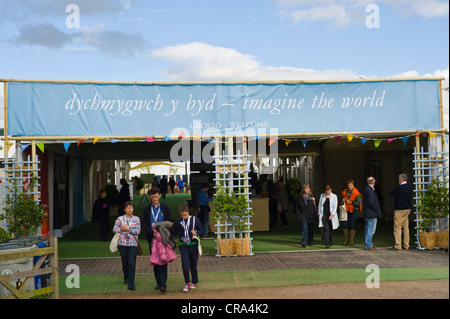 Ingresso con Welsh bilingue Lingua Inglese segno per il Telegraph Hay Festival 2012, Hay-on-Wye, Powys, Wales, Regno Unito Foto Stock