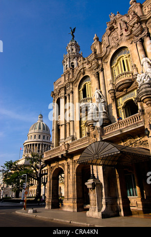 Teatro davanti al National Capitol Building, Havana, Cuba, Caraibi Foto Stock