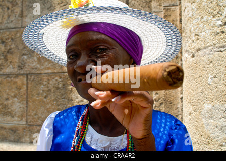 Donna di fumare un sigaro Avana, Cuba, Caraibi Foto Stock