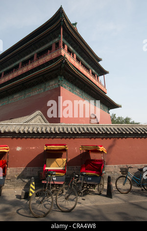 Biciclette e rickshaws al di fuori della Torre del Tamburo, a Pechino, Cina Foto Stock
