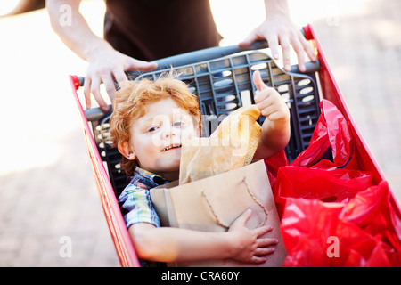 Ragazzo di equitazione a carrello Foto Stock