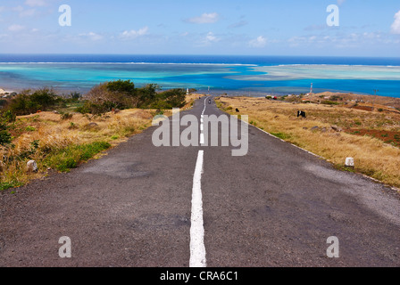 Strada che conduce alle acque turchesi dell'Oceano Indiano, Rodrigues, Mauritius, Africa Foto Stock