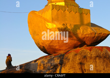 Pregando monaco sul suo pellegrinaggio al Golden Rock, Kyaiktiyo Pagoda, MYANMAR Birmania o in Birmania, sud-est asiatico Foto Stock