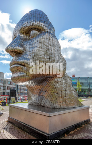 La statua da Rick Kirby intitolato Il Volto di Wigan in Wiend nel centro della città. Foto Stock
