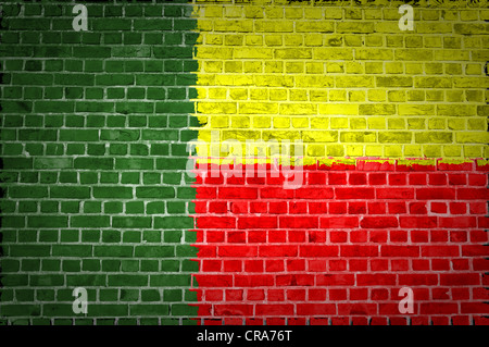 Un'immagine del Benin bandiera dipinta su un muro di mattoni in una collocazione urbana Foto Stock