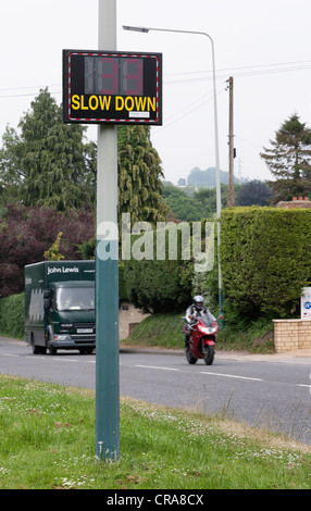 Un veicolo-attivato stradale digitale velocità di sicurezza segnale di avvertimento è mostrato essendo utilizzato in una trafficata strada principale in Chippenham,Wiltshire, Regno Unito. Foto Stock