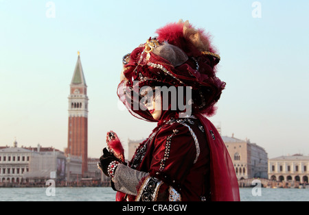 Donna che indossa il Carnevale di Venezia maschera Foto stock - Alamy