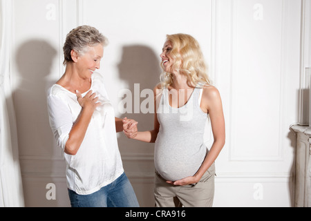 Donna incinta di contenimento figlie mano Foto Stock