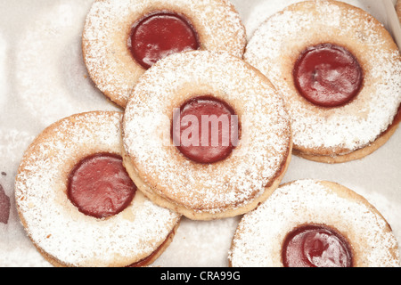 Ripieni di marmellata biscotti di Natale Foto Stock