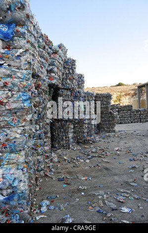 Una separazione dei rifiuti sito dove diversi materiali riciclabili sono separati e disposti per il riciclaggio. Foto Stock