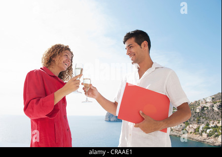 Giovane avente lo champagne insieme Foto Stock