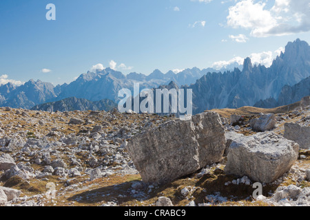 Vista dal Drei Zinnen Trail, Tre Cime di Lavaredo, Dolomiti, Italia, Europa Foto Stock