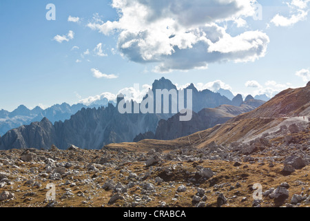 Vista dal Drei Zinnen Trail, Tre Cime di Lavaredo, Dolomiti, Italia, Europa Foto Stock