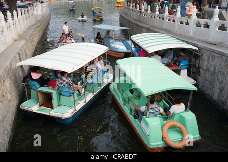 Molte imbarcazioni da diporto su l'Houhai e Qianhai lago a Beijing in Cina Foto Stock