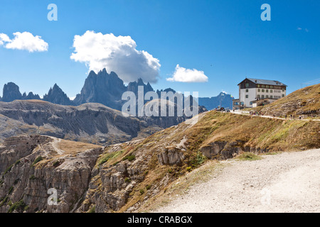 Refugio Auronzo, Tre Cime di Lavaredo o Drei Zinnen trail, il Gruppo dei Cadini o gruppo Cadini sul retro, Dolomiti, Italia, Europa Foto Stock