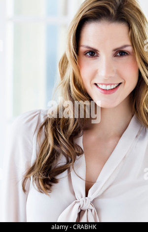 In prossimità della faccia businesswomans Foto Stock