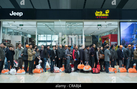 Passeggeri in accodamento in nuova moderna Pechino Stazione Ferroviaria Sud in Cina Foto Stock