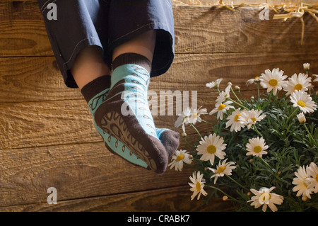 Il ragazzo, dettaglio, calze, nella stalla Foto Stock