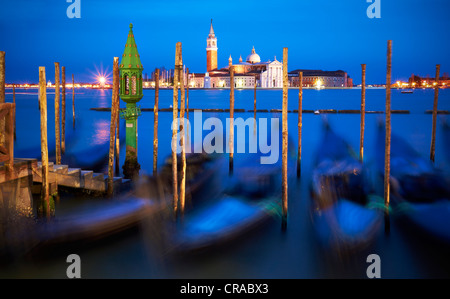 Isola di San Giorgio Maggiore, con gondole in primo piano, crepuscolo, Venezia, Italia e Europa Foto Stock